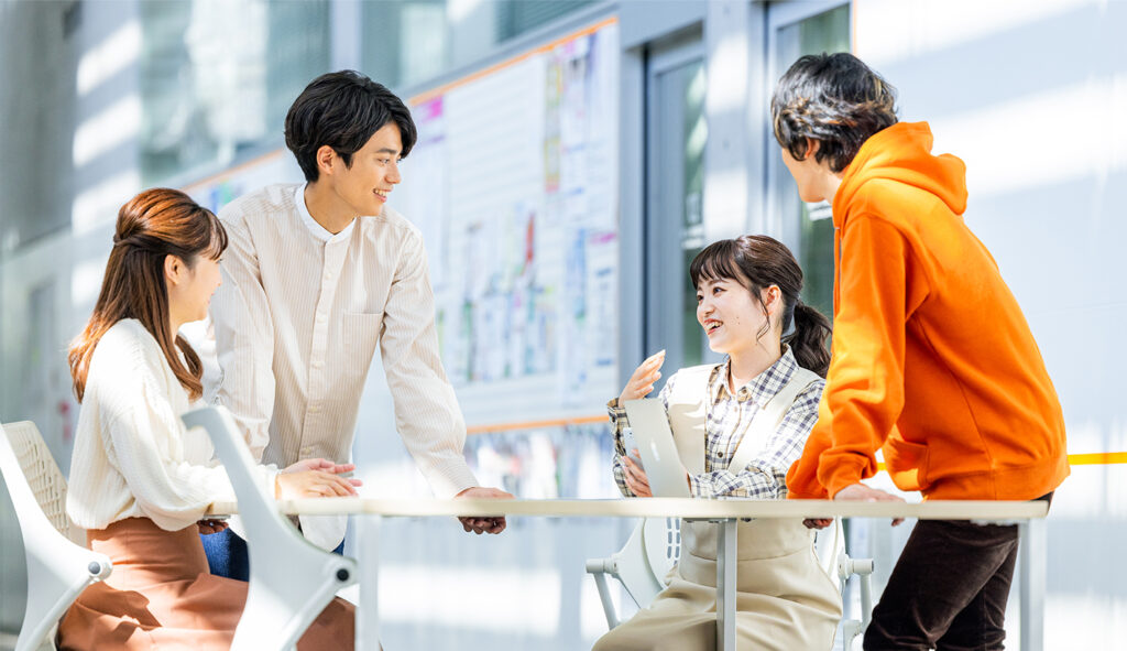 意見を出し合い話し合う様子