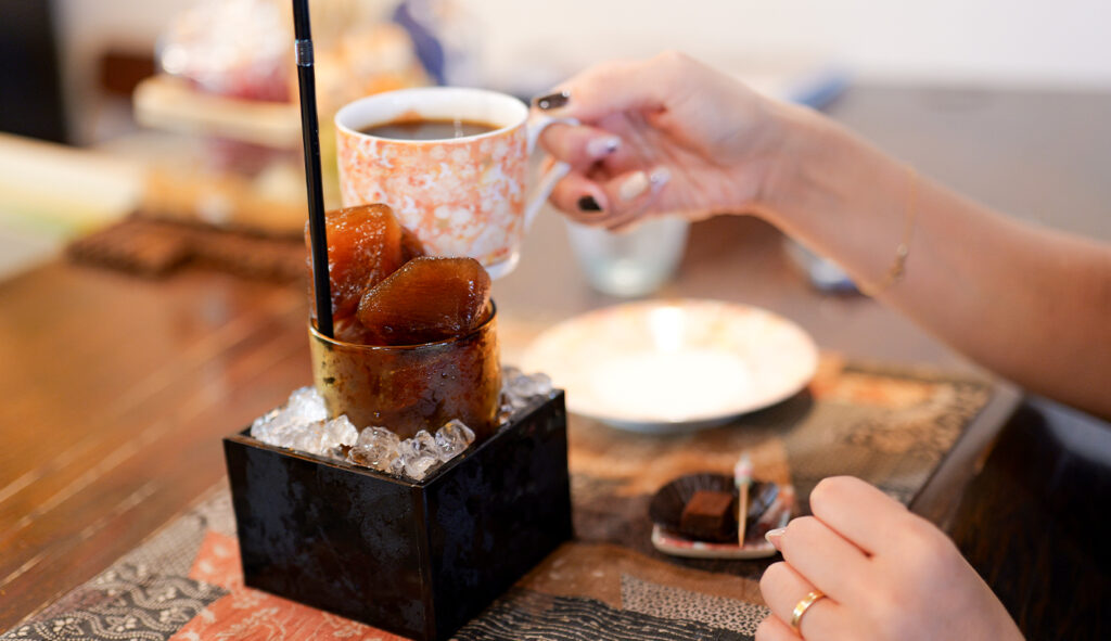 ホットコーヒーを注ぎ入れる様子