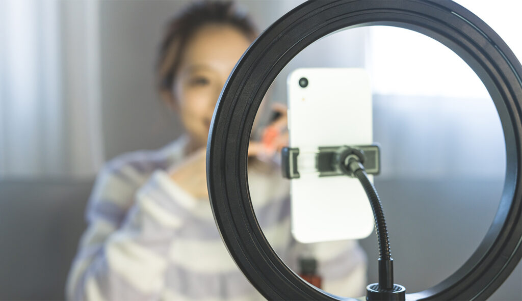 スマートフォンで撮影する様子
