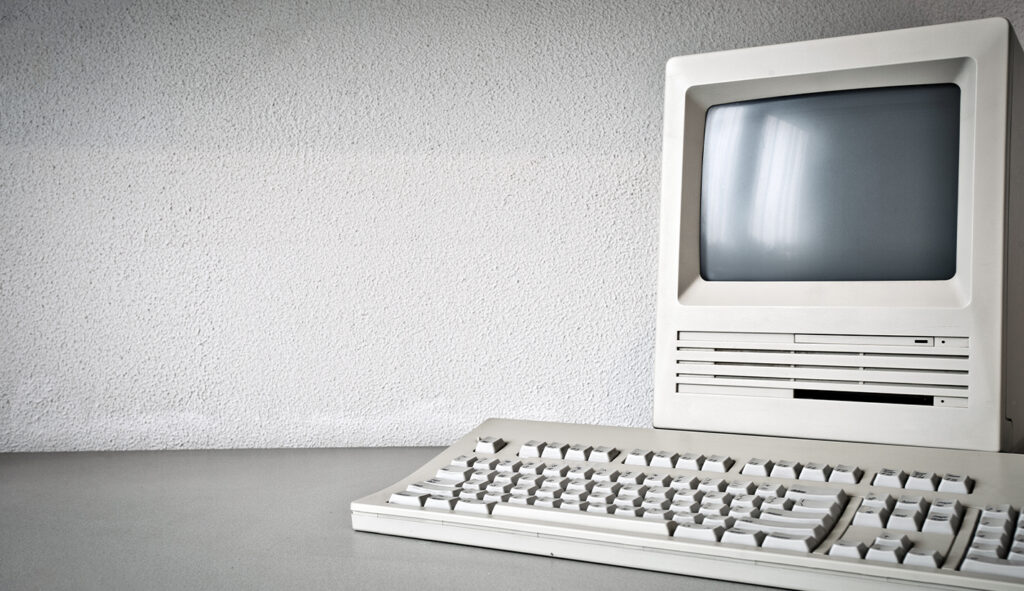 ブラウン管のパソコンとキーボード