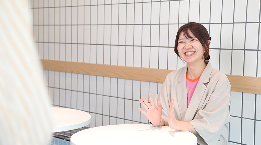 女性が笑顔で話す様子